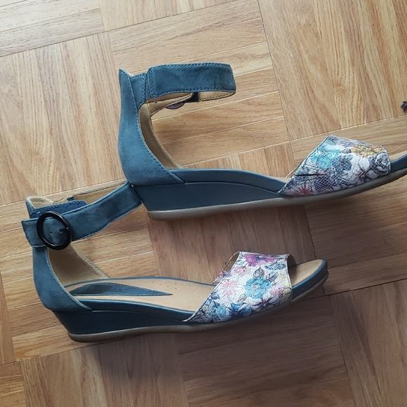 Earth Multicolor Floral Women's Sandals - Picture 2 of 5